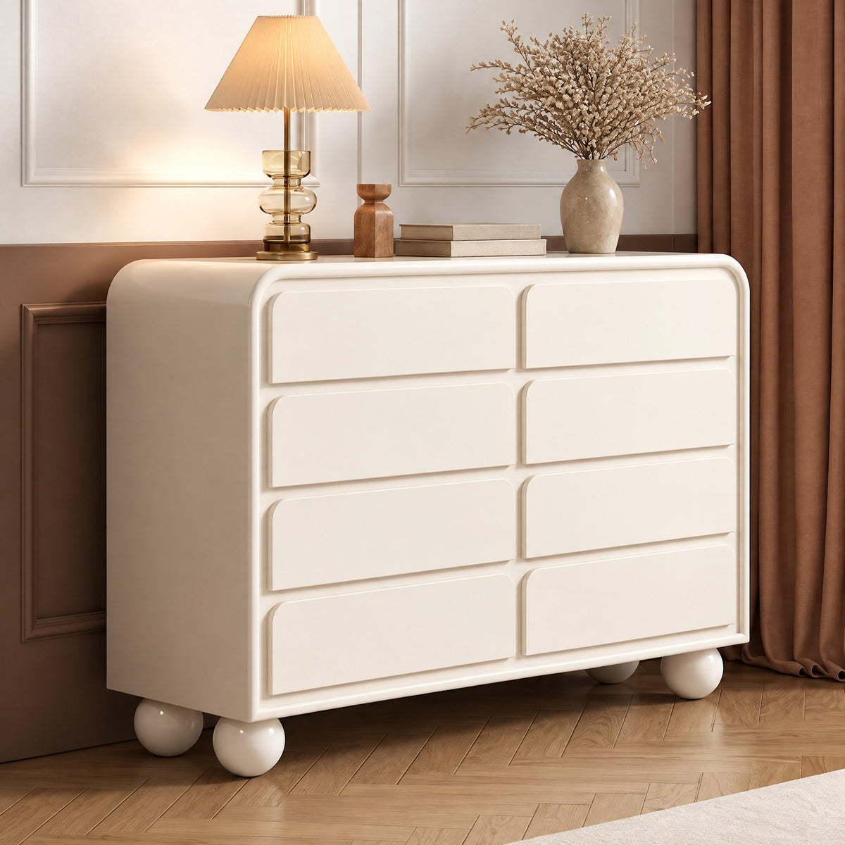 Commode crème pieds boule, dans une chambre
