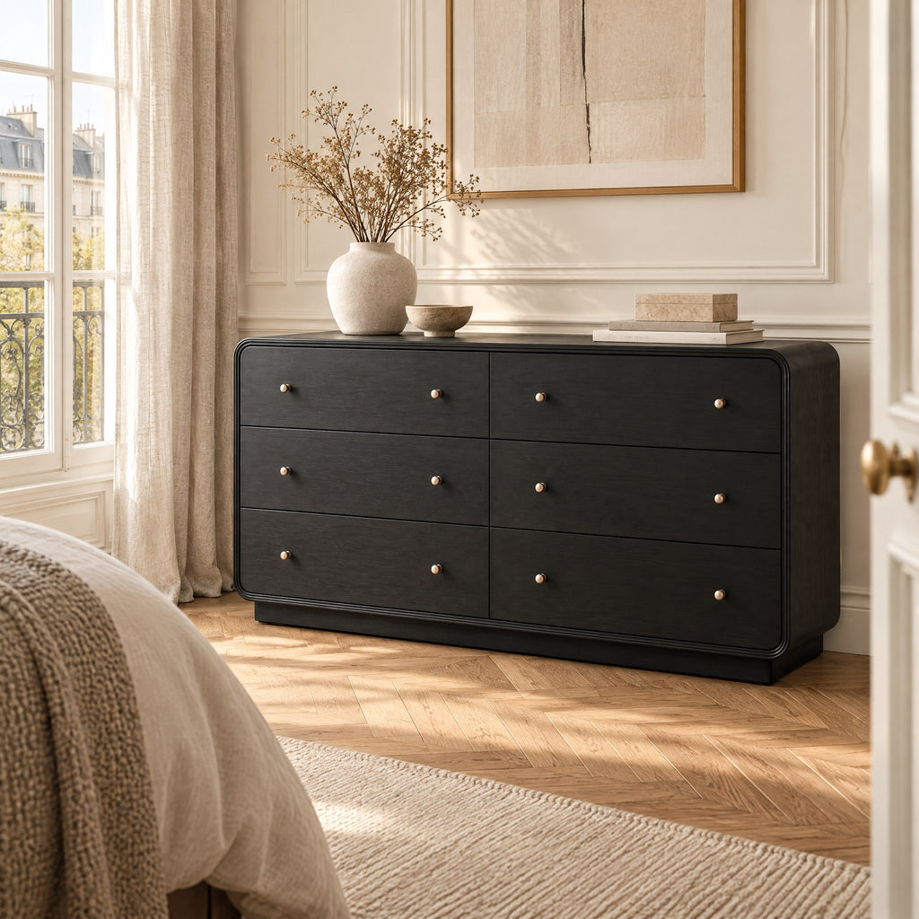 Commode noire 6 tiroirs, bords arrondis dans une chambre