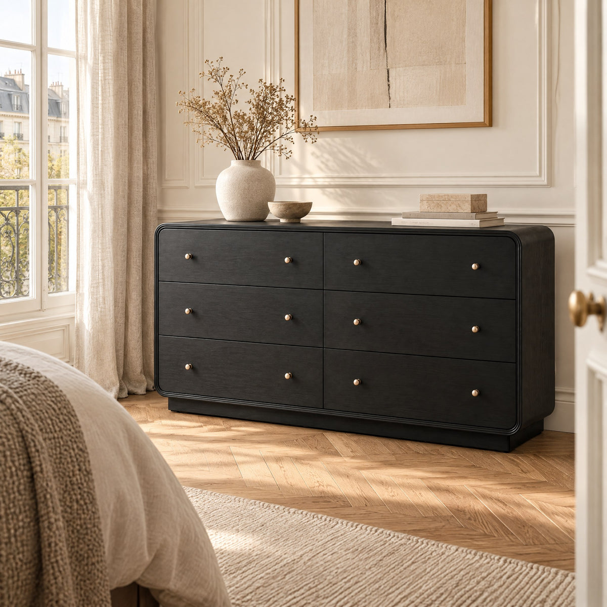Commode noire 6 tiroirs, bords arrondis dans une chambre