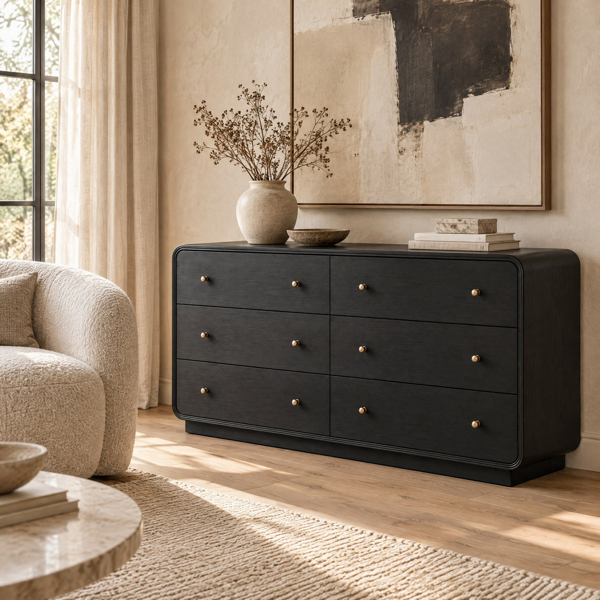 Commode noire 6 tiroirs, bords arrondis dans un salon
