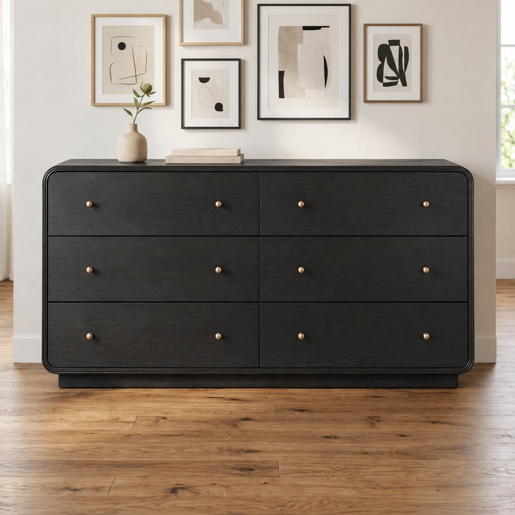 Commode noire arrondie, dans un salon