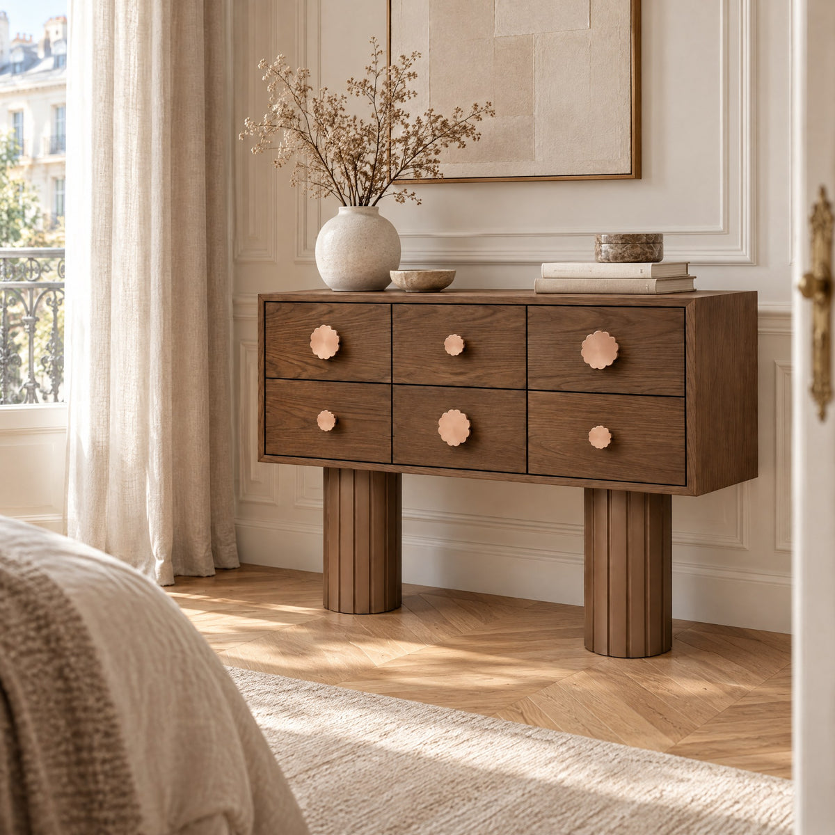 Commode noyer 6 tiroirs sur pieds colonnes cannelés dans une chambre