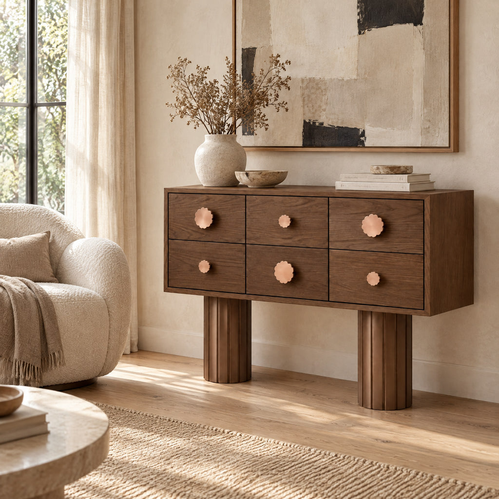 Commode noyer 6 tiroirs sur pieds colonnes cannelés dans un salon