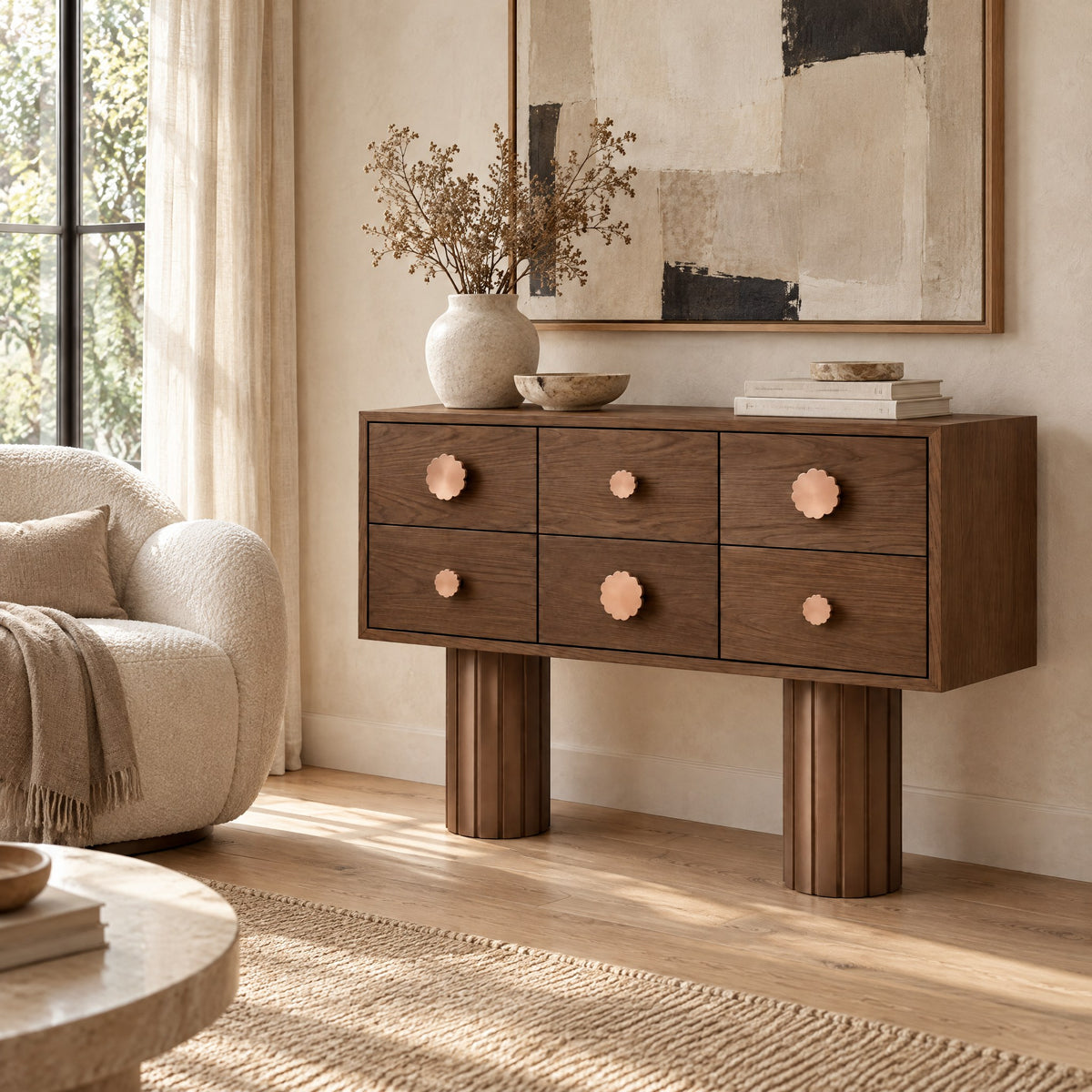 Commode noyer 6 tiroirs sur pieds colonnes cannelés dans un salon