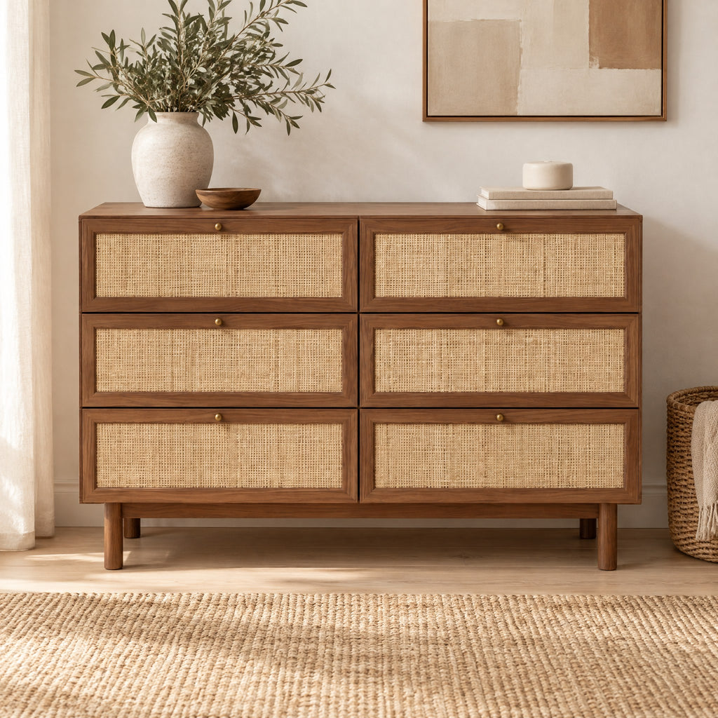 Commode noyer et cannage, dans un salon