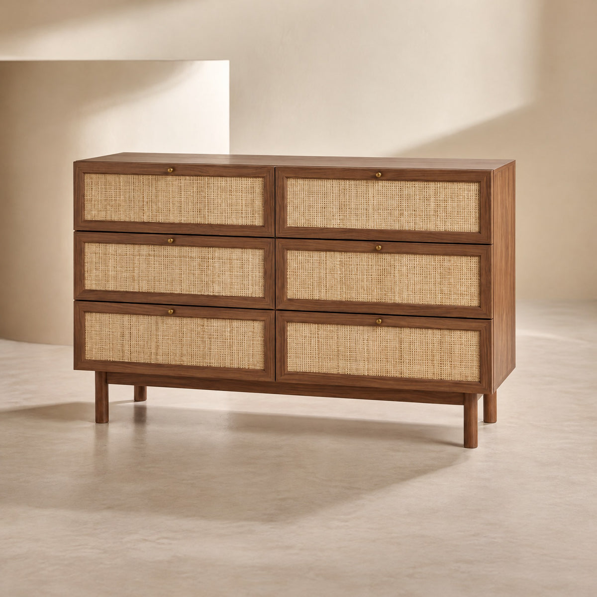 Commode noyer et cannage, dans une pièce claire