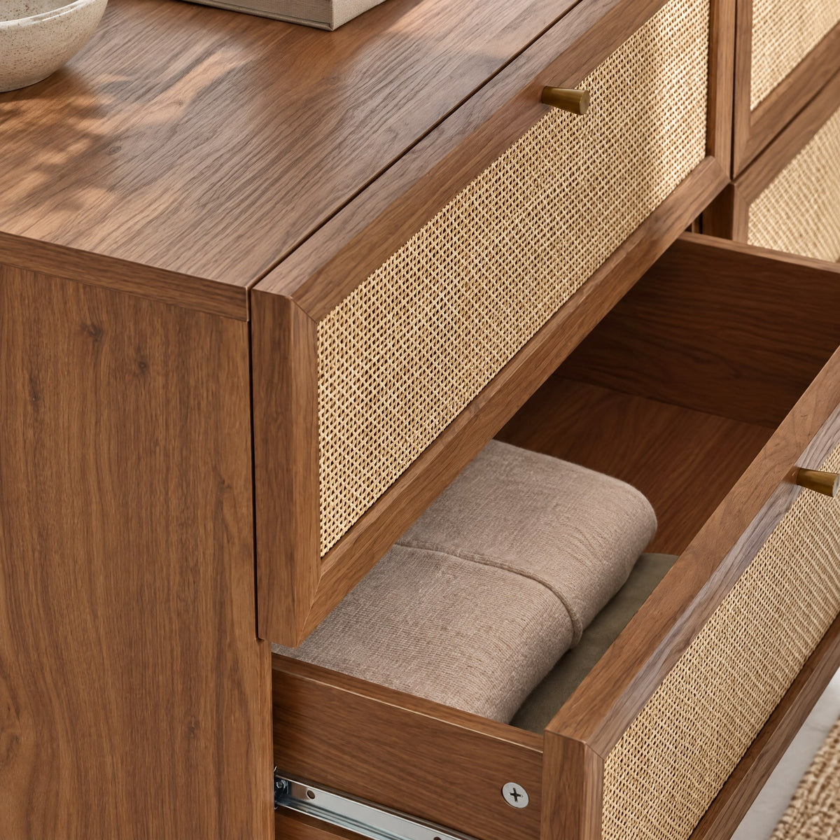 Commode noyer et cannage, tiroir ouvert