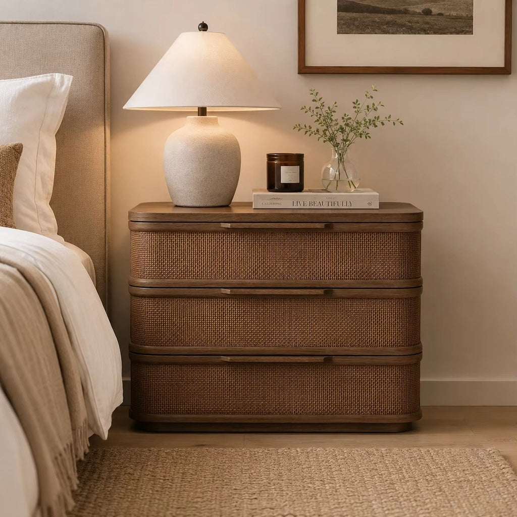 Commode noyer et rotin 3 tiroirs, bords arrondis, mise en situation