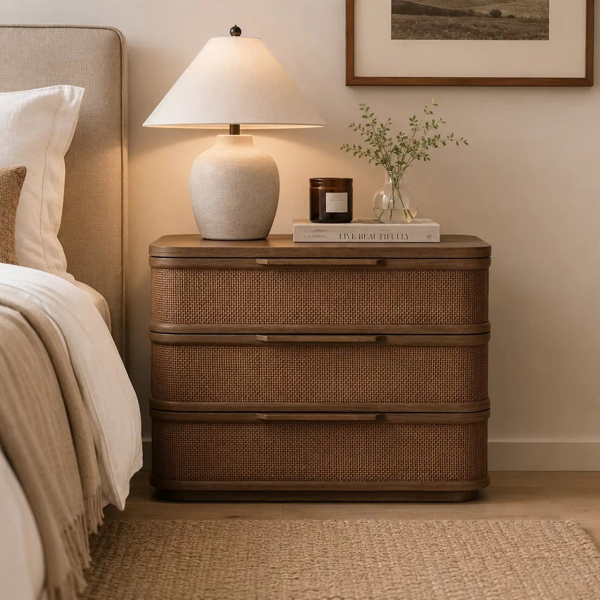 Commode noyer et rotin 3 tiroirs, bords arrondis, mise en situation