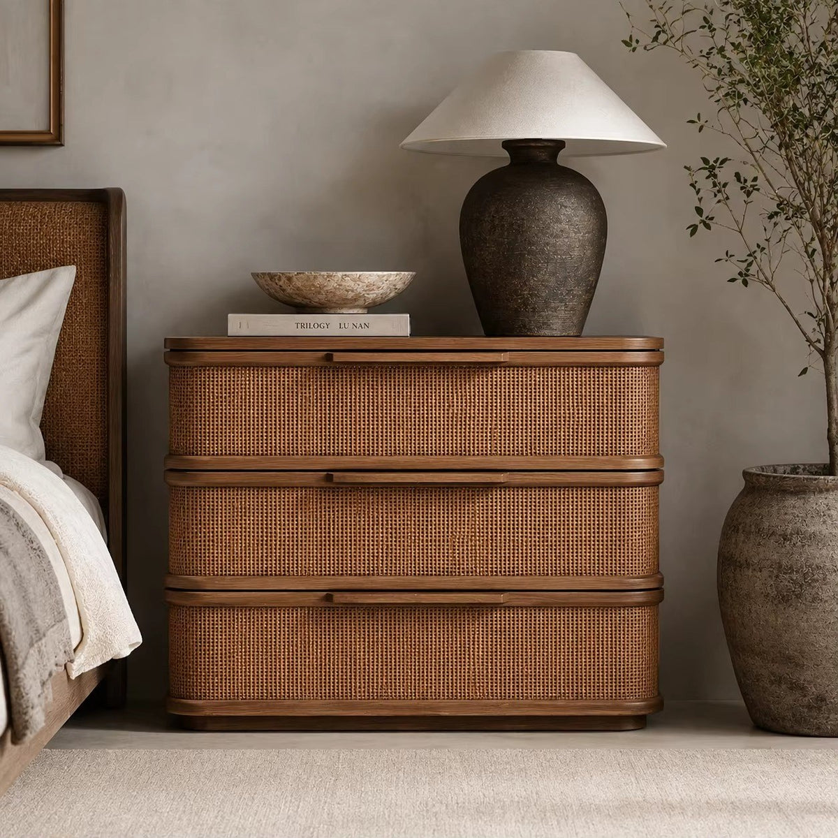 Commode noyer et rotin 3 tiroirs, bords arrondis, mise en situation