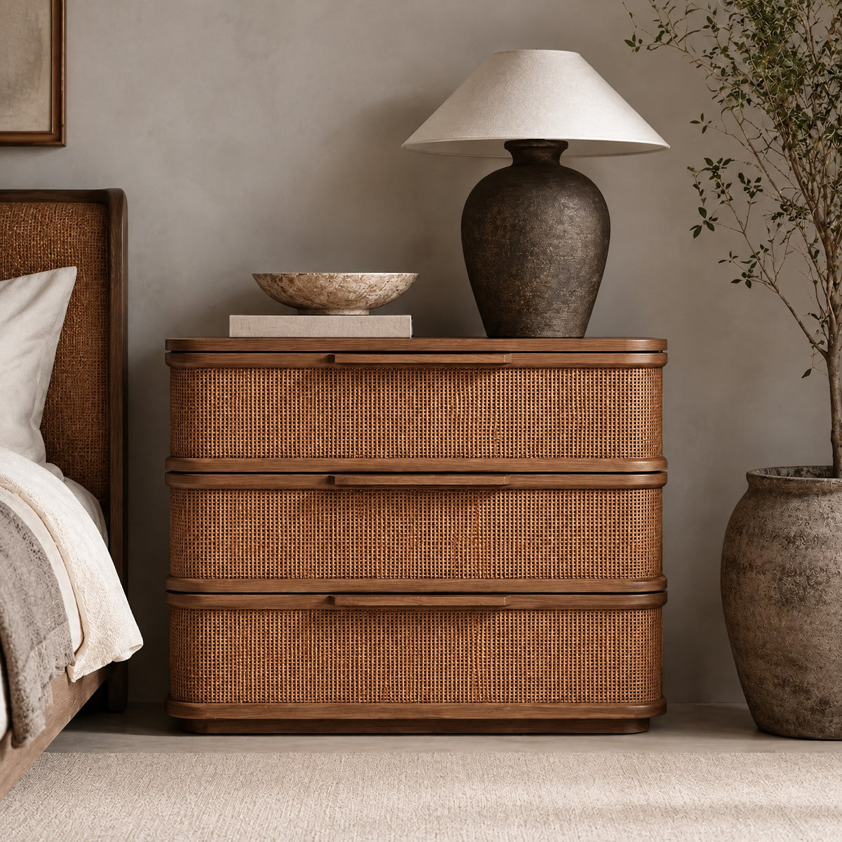 Commode noyer et rotin, dans une chambre