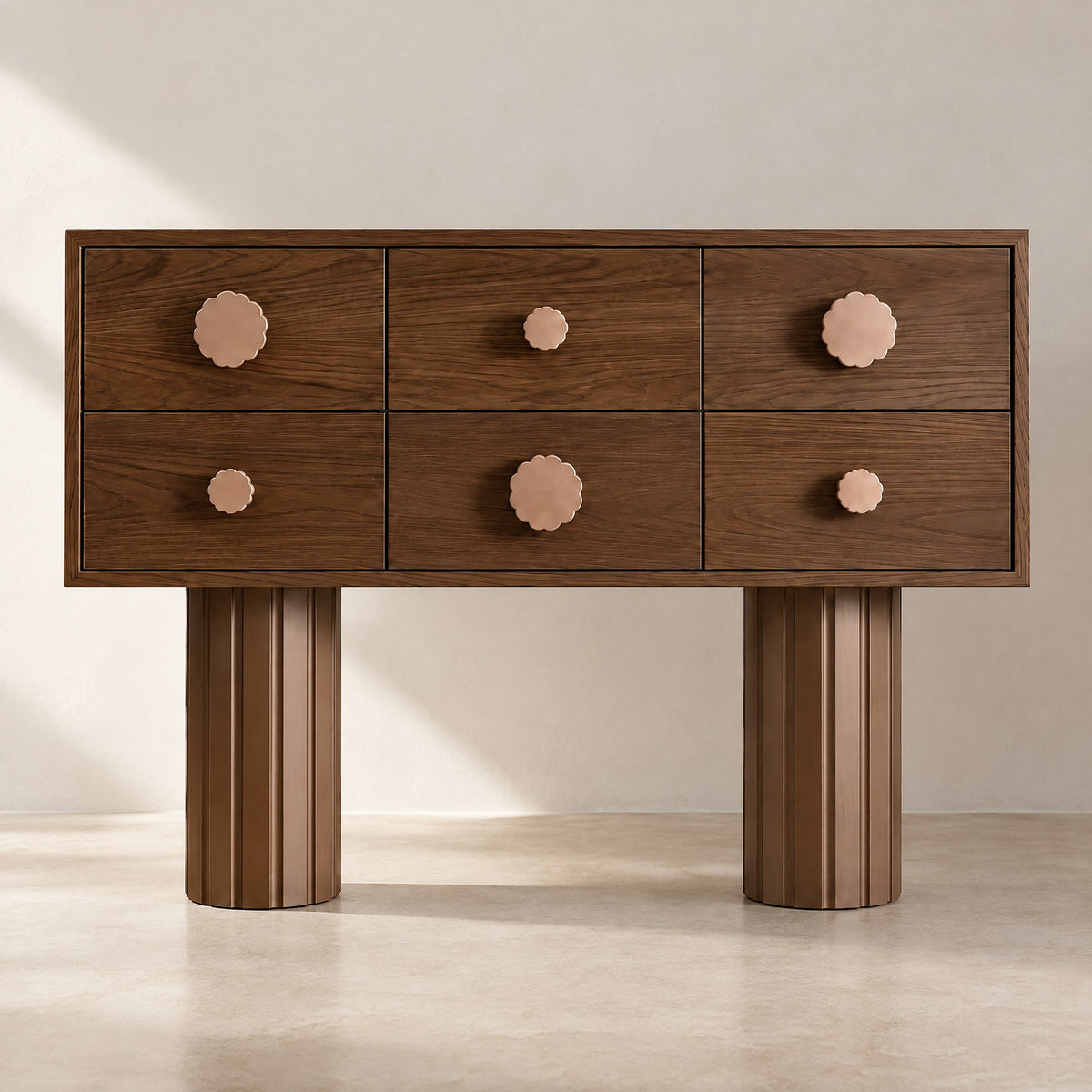 Commode noyer pieds colonnes, vue de face dans une pièce claire