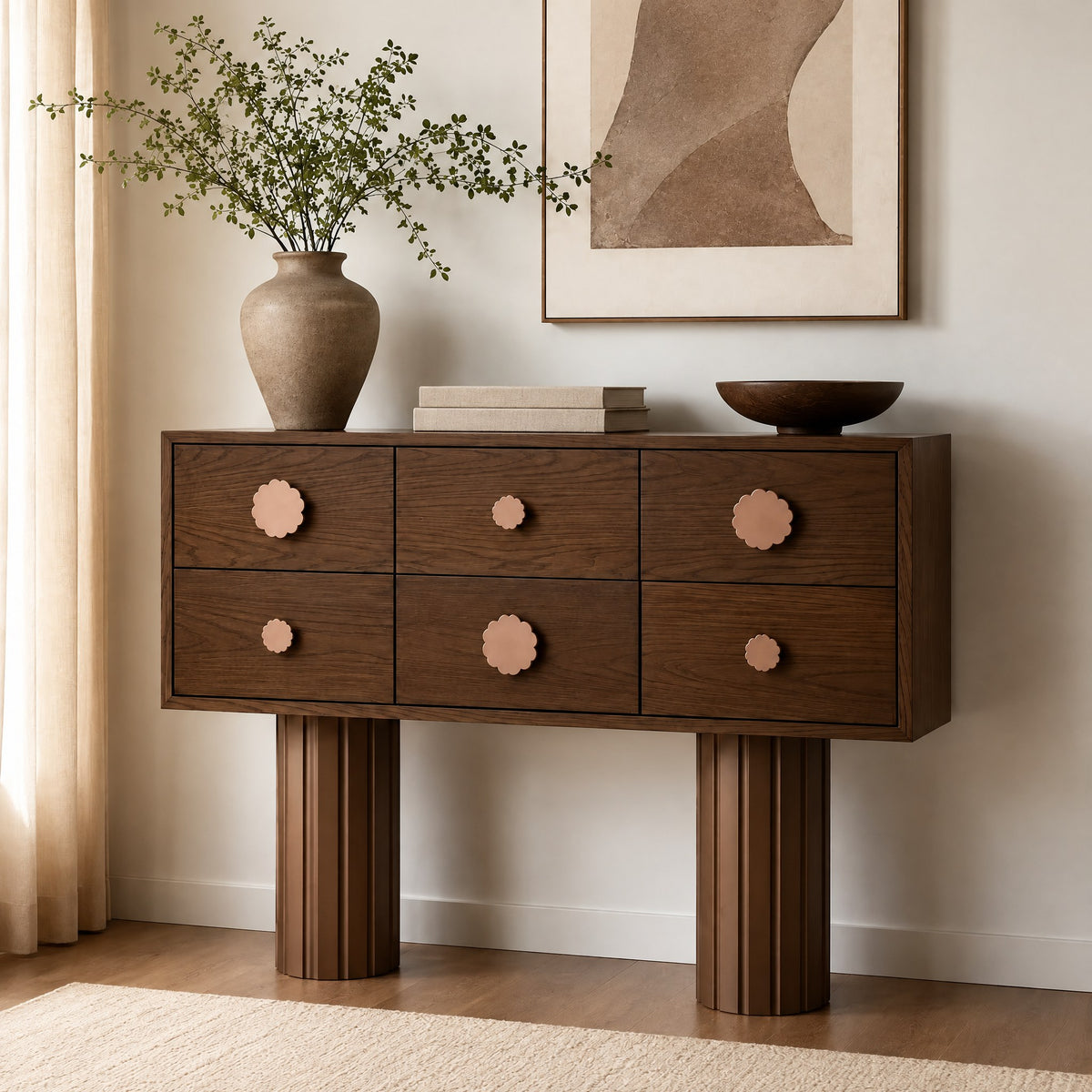 Commode noyer pieds colonnes, dans un salon