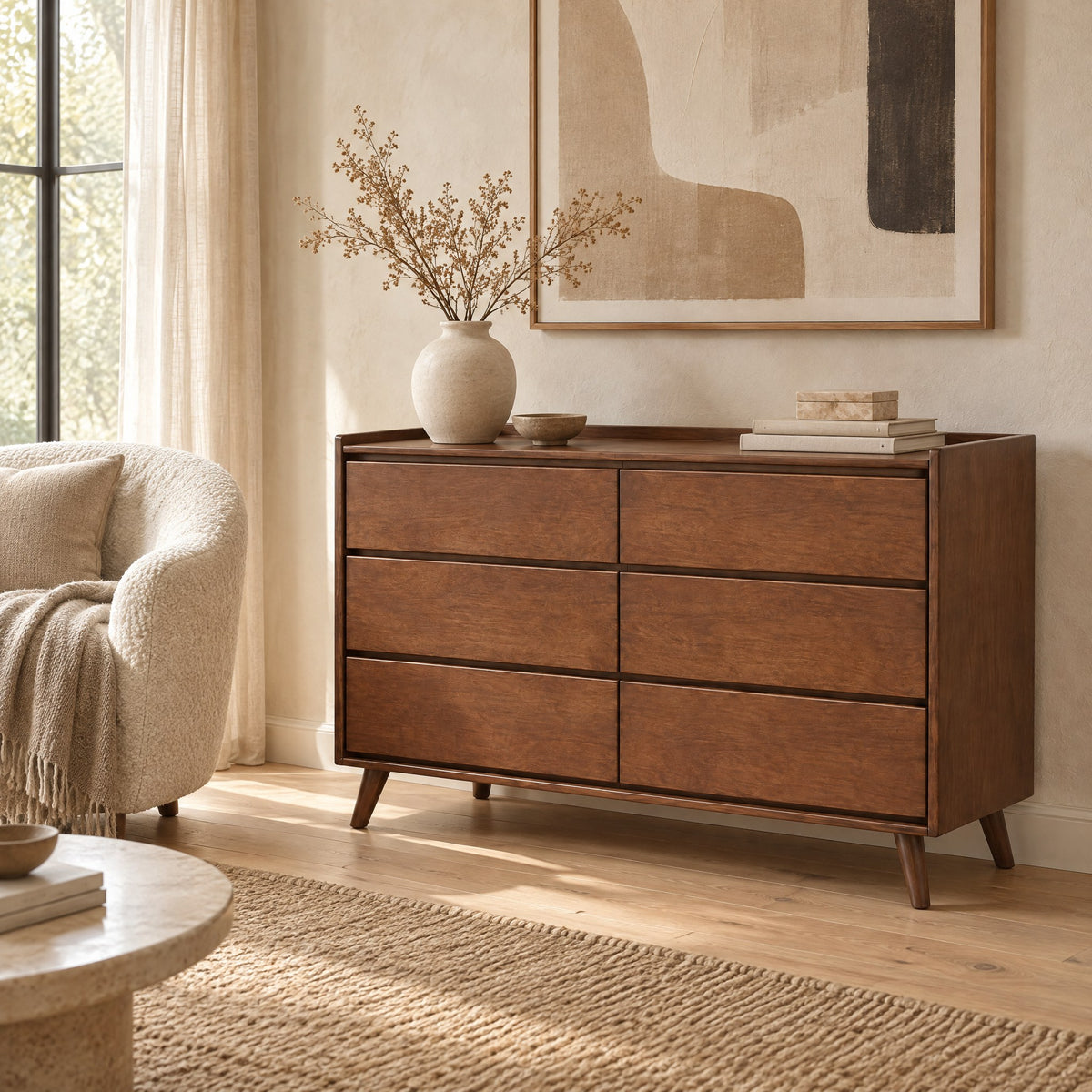 Commode vintage 6 tiroirs noyer, poignées intégrées dans un salon