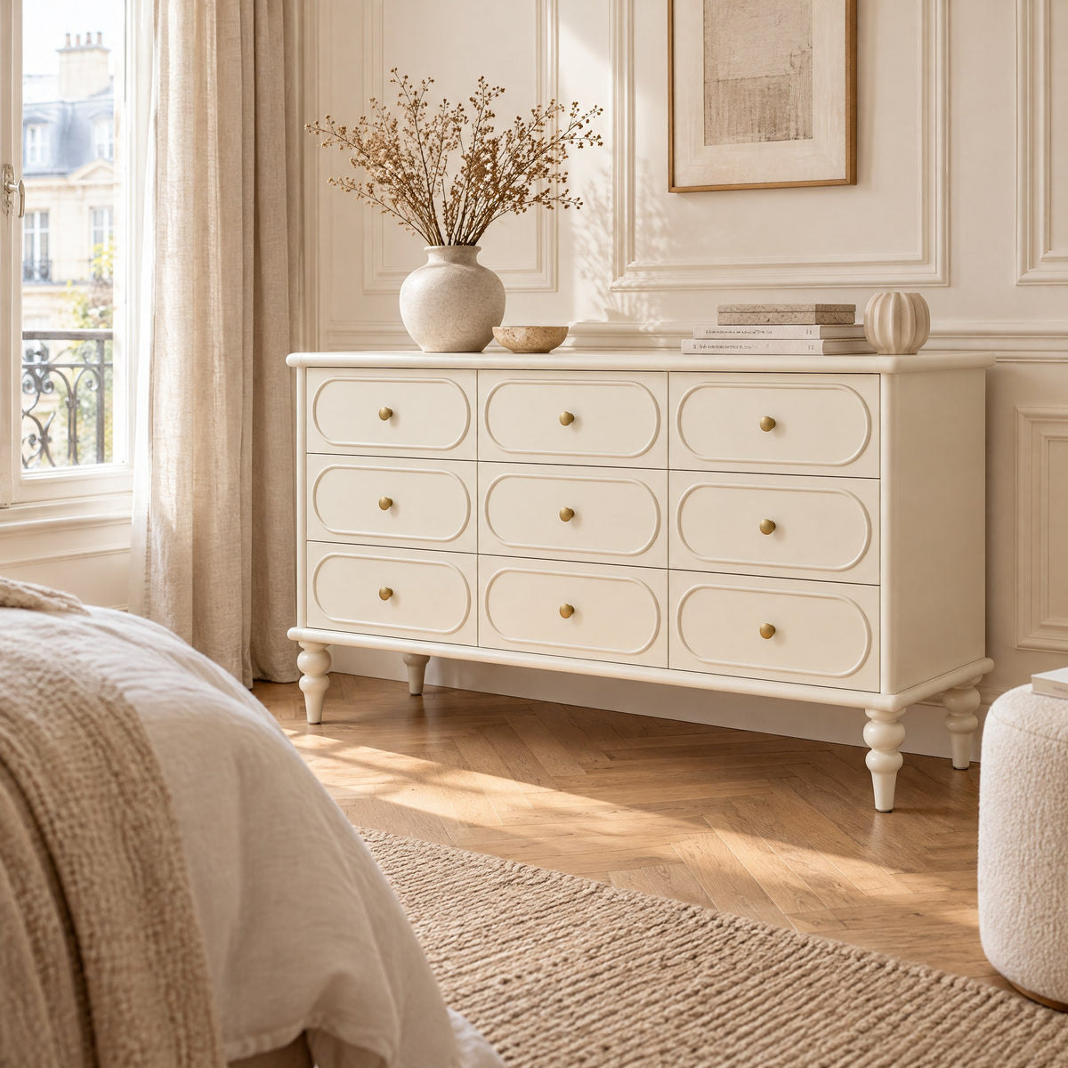 Grande commode crème 9 tiroirs, pieds tournés dans une chambre