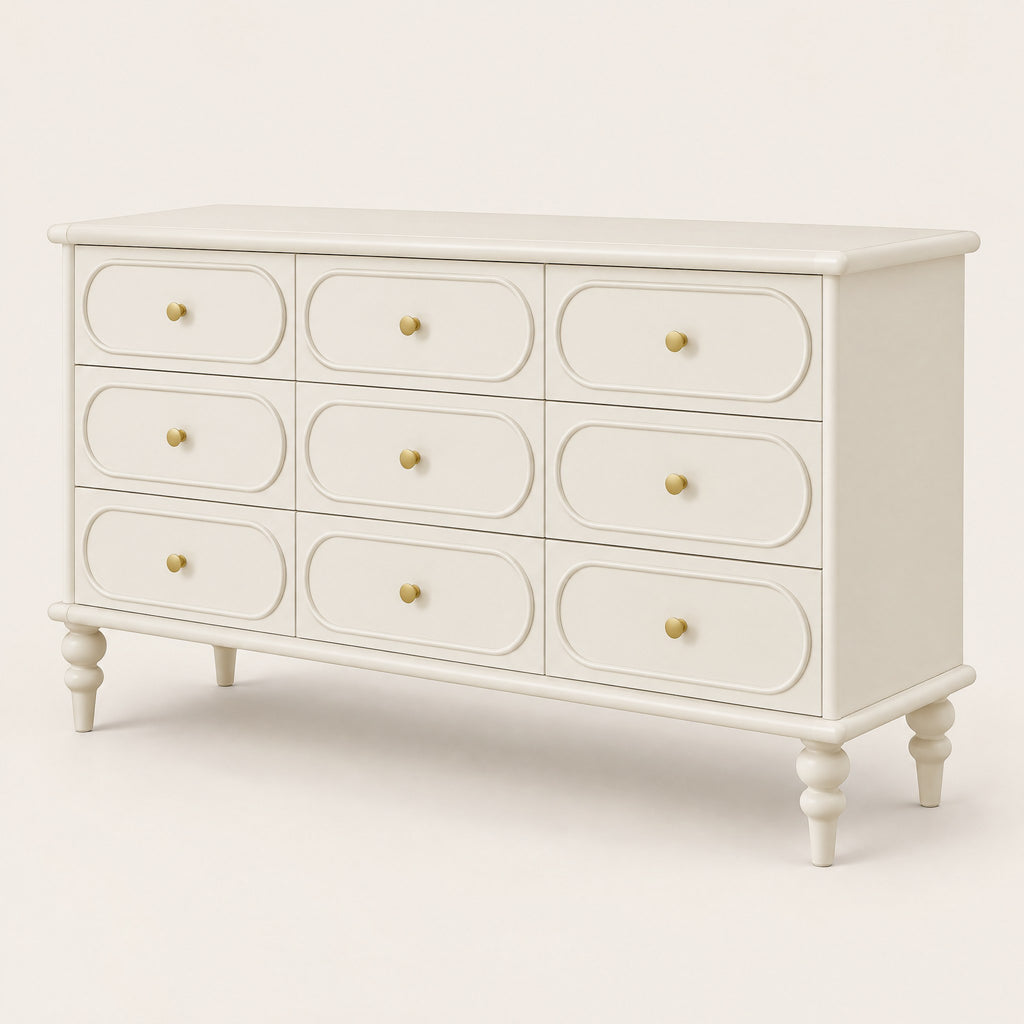 Grande commode crème 9 tiroirs, pieds tournés, vue de trois quarts