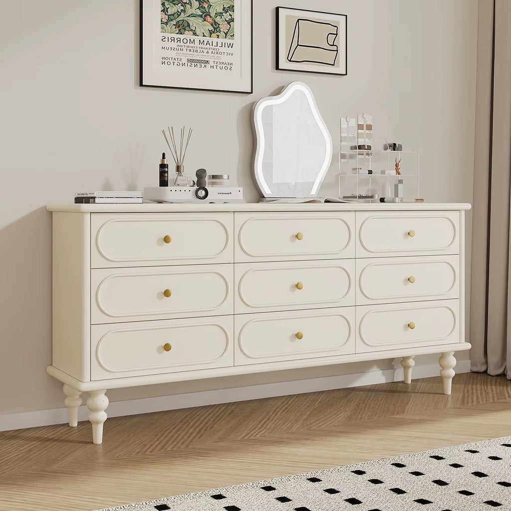 Grande commode crème 9 tiroirs, pieds tournés, mise en situation