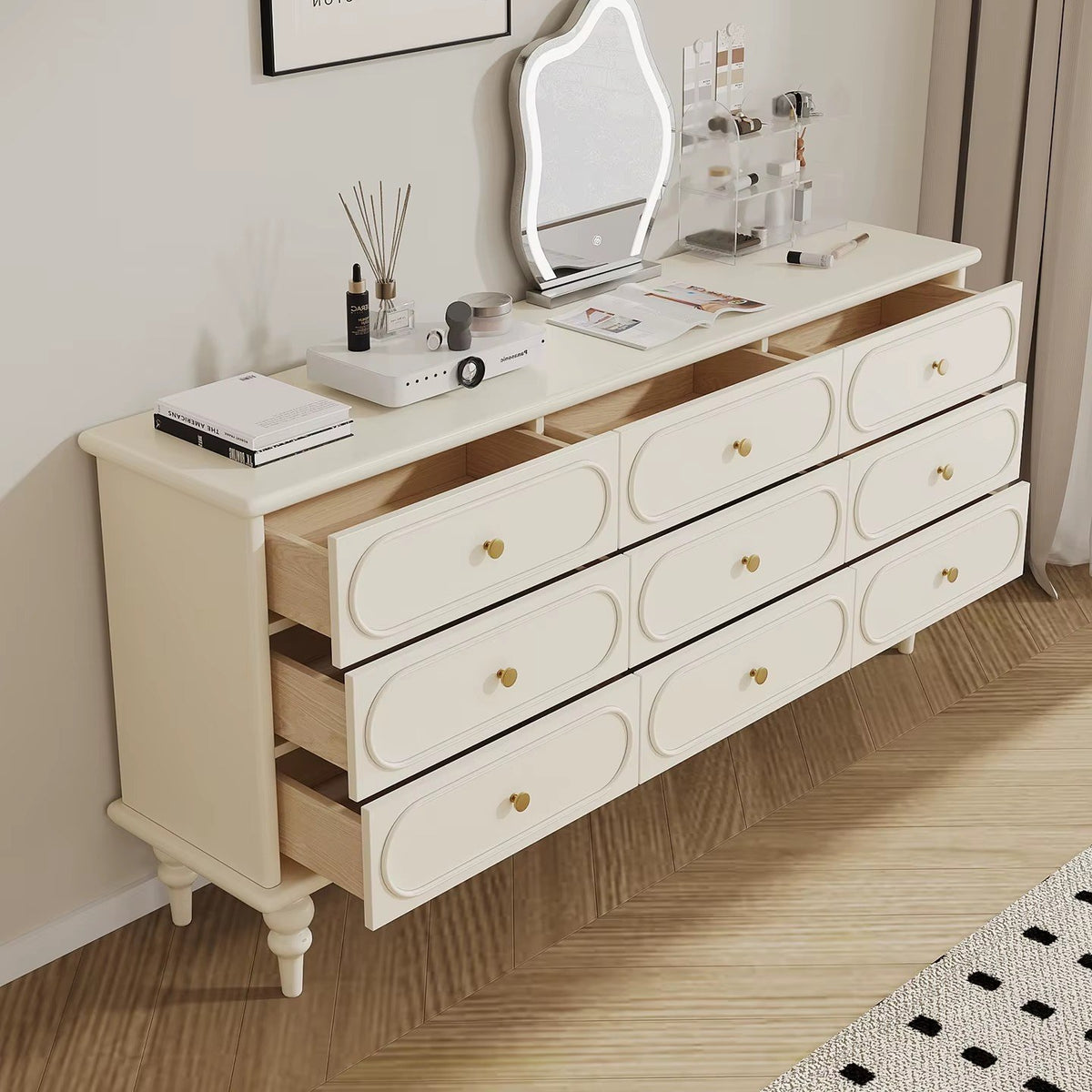 Grande commode crème 9 tiroirs, pieds tournés, mise en situation