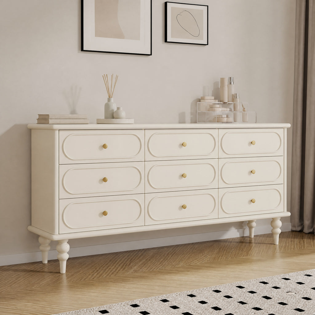 Grande commode crème, dans une chambre