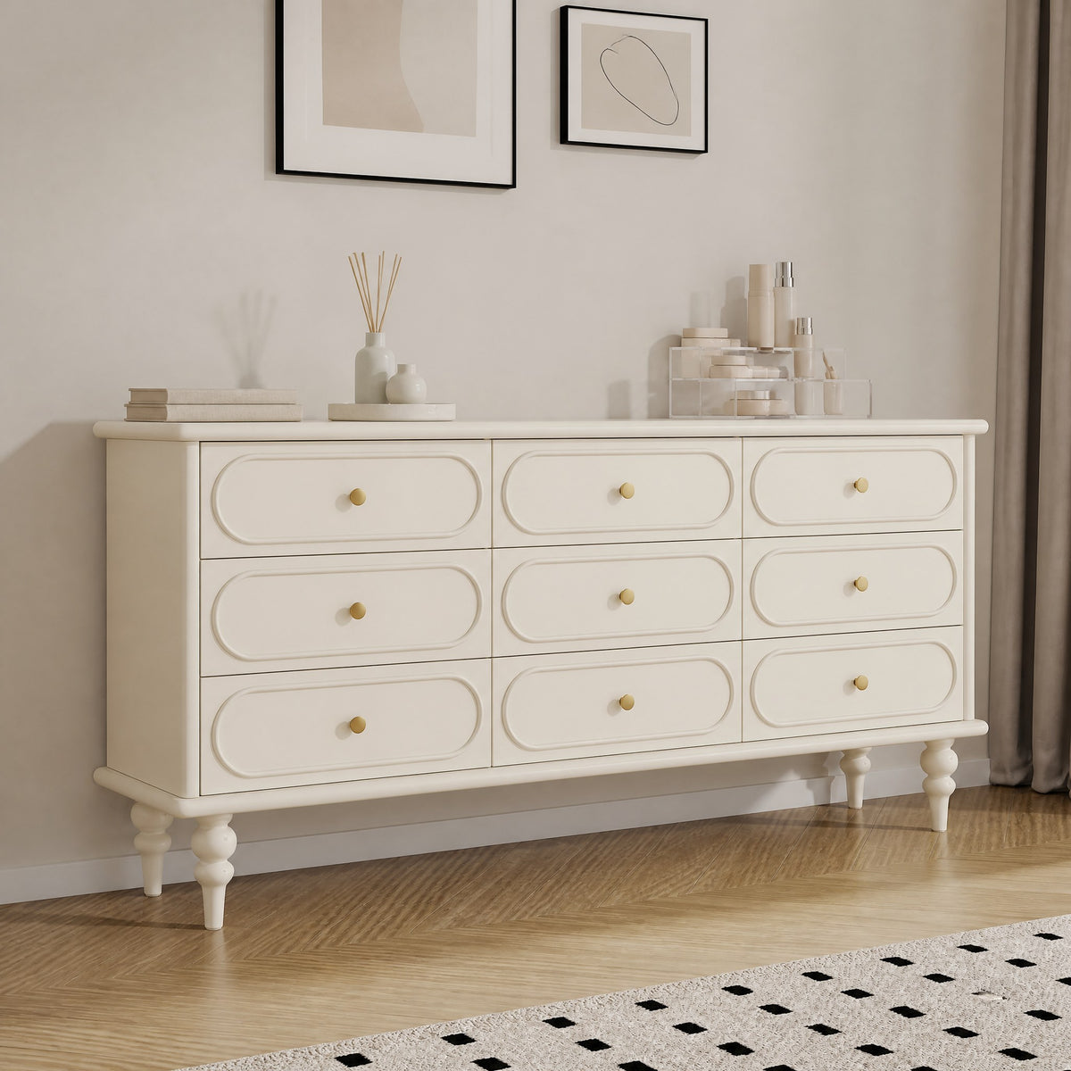 Grande commode crème, dans une chambre