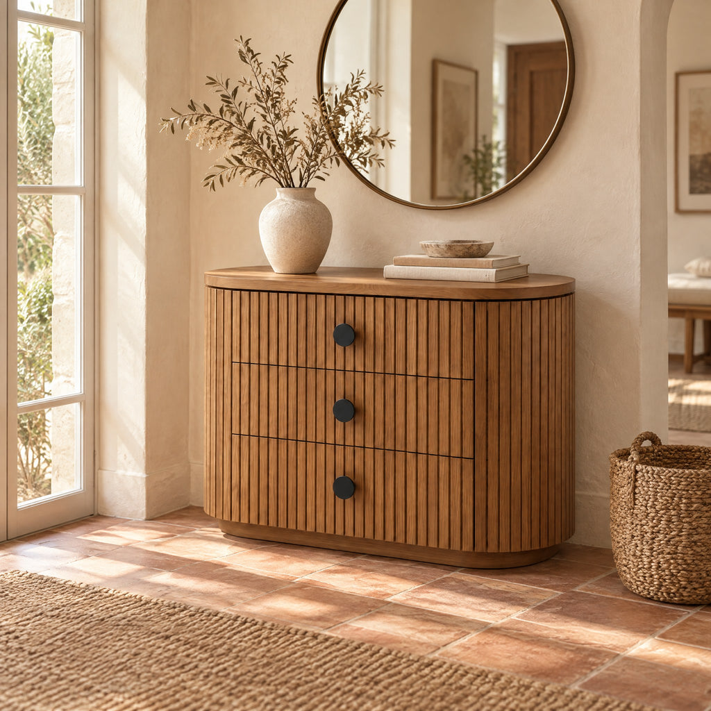 Petite commode ovale cannelée 3 tiroirs dans une entrée
