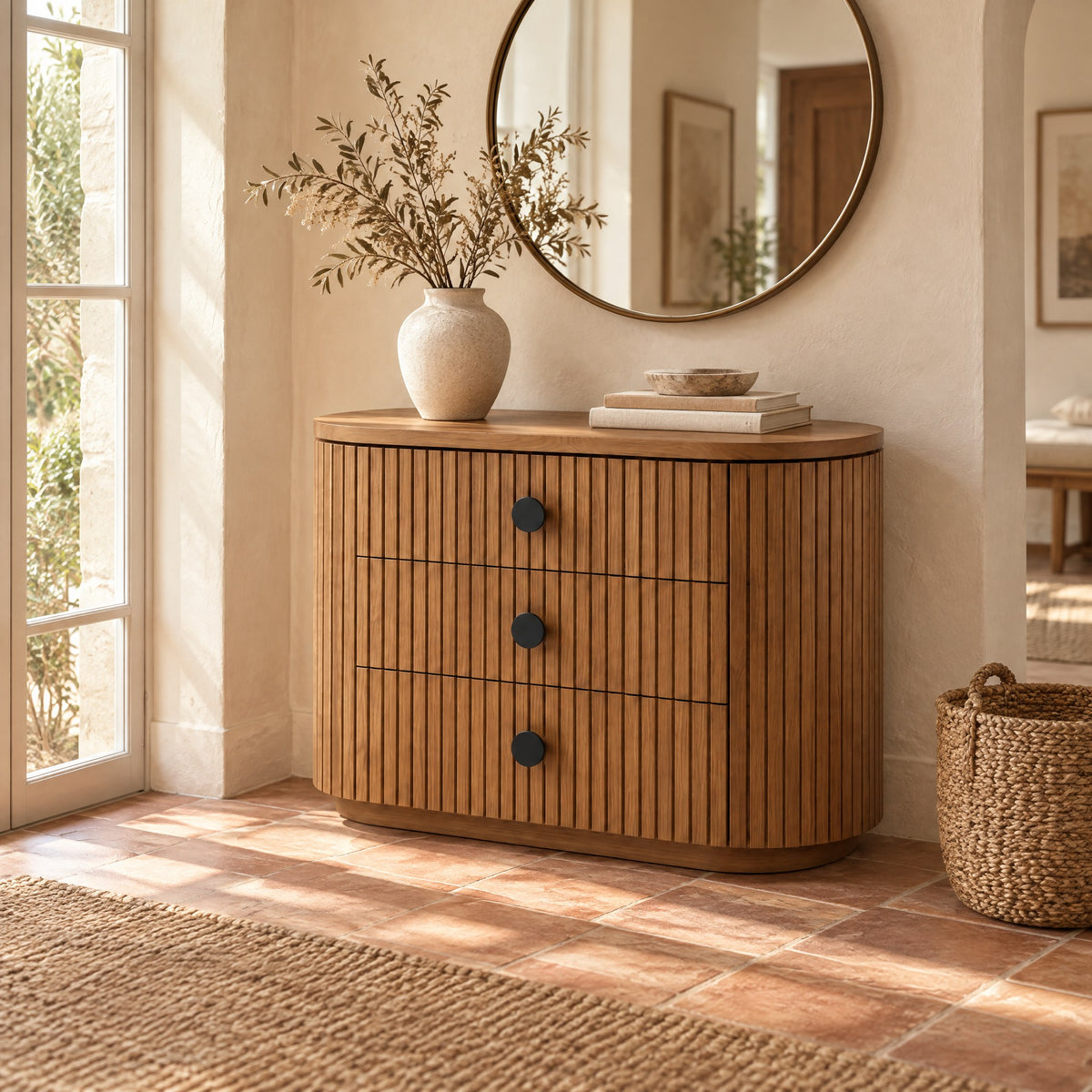 Petite commode ovale cannelée 3 tiroirs dans une entrée