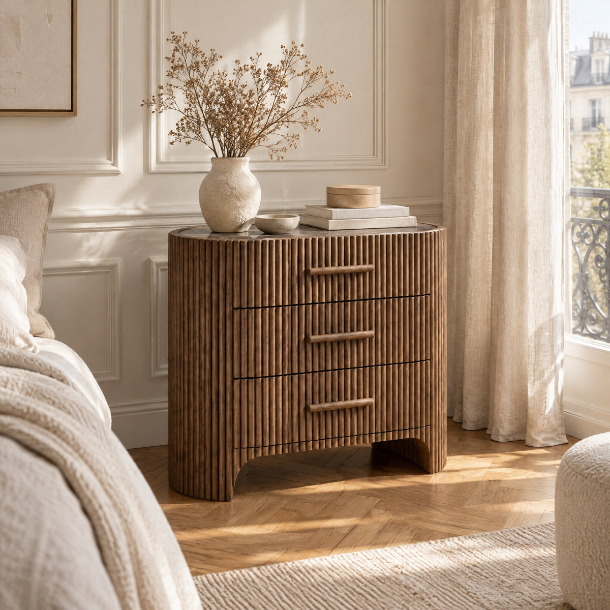 Petite commode ovale cannelée, plateau effet marbre dans une chambre