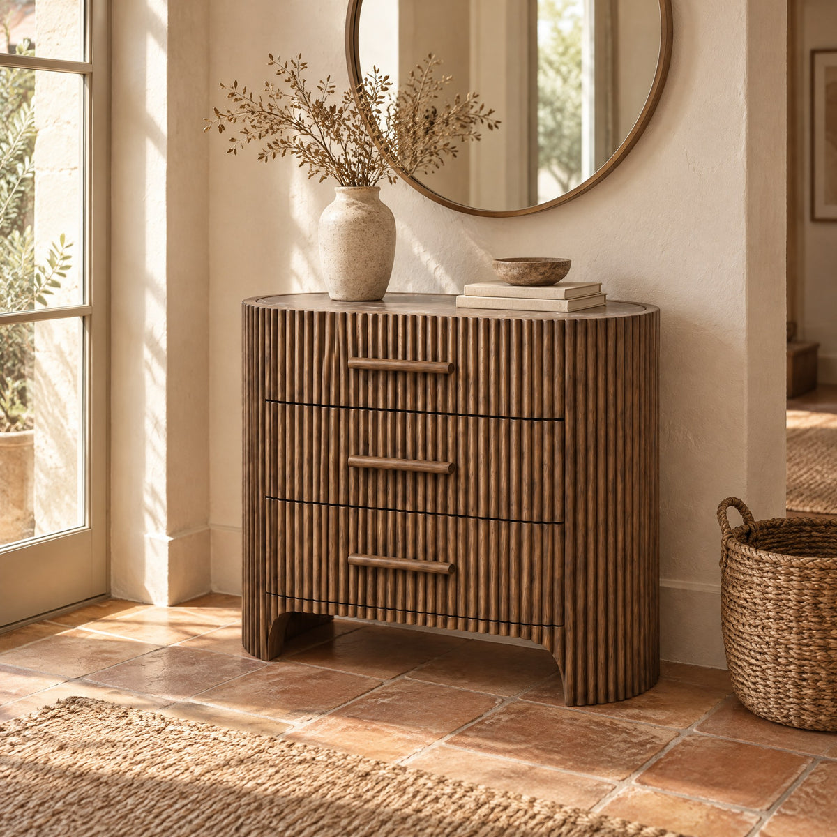 Petite commode ovale cannelée, plateau effet marbre dans une entrée
