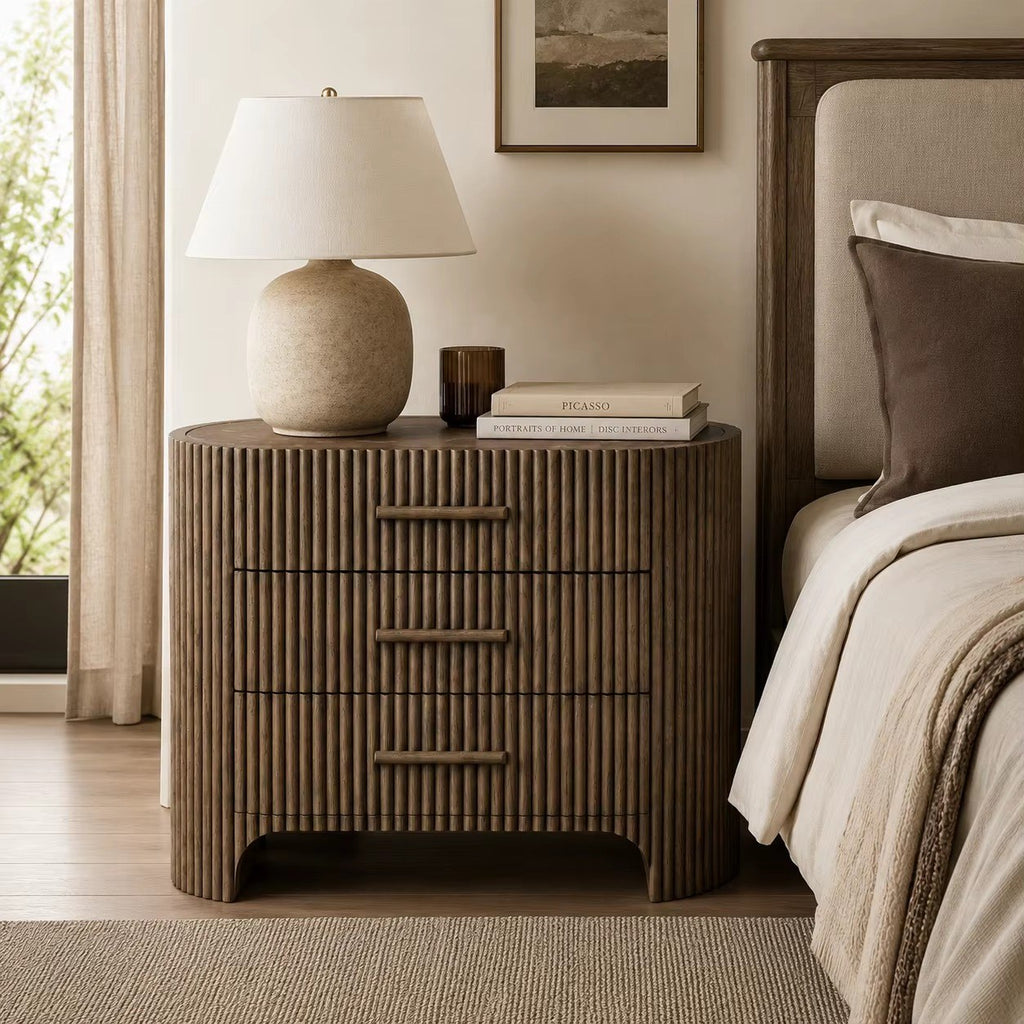 Petite commode ovale cannelée, plateau effet marbre, mise en situation