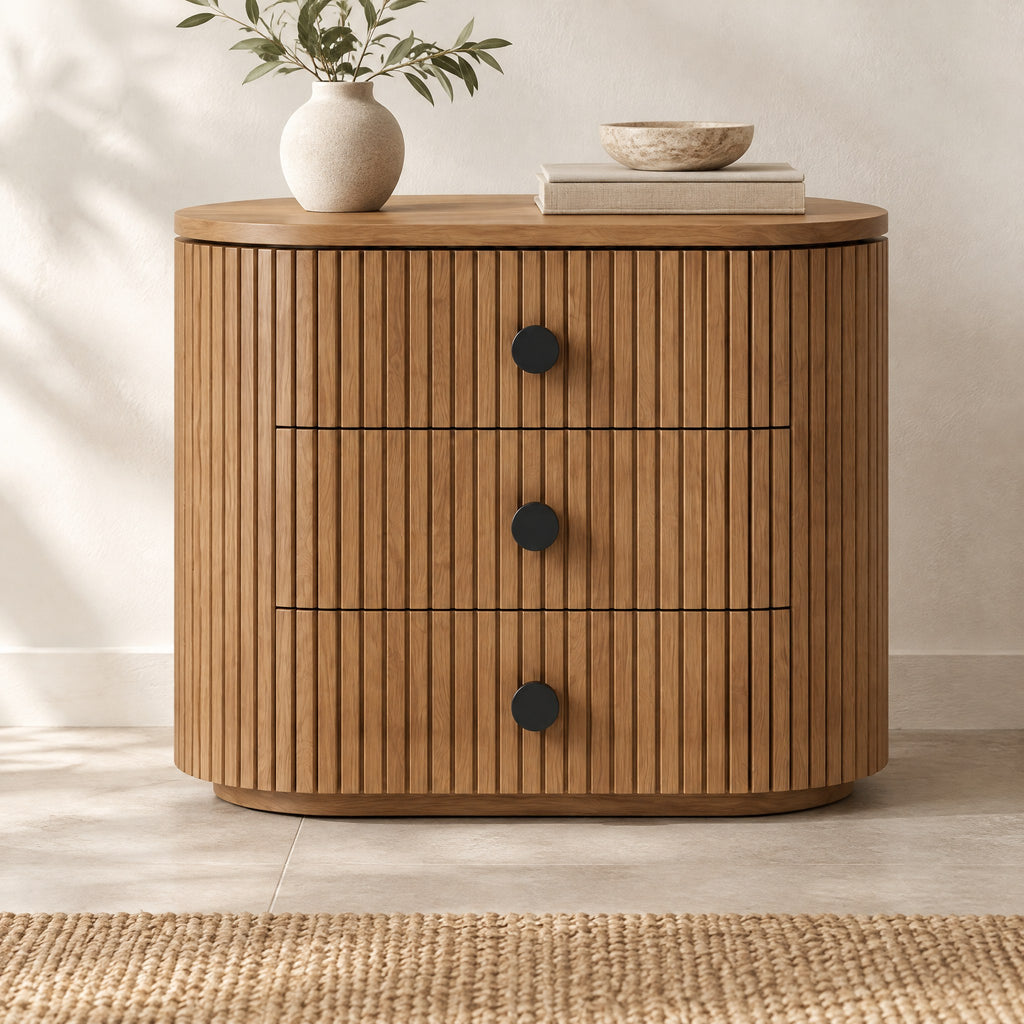 Petite commode ovale cannelée, dans une pièce claire