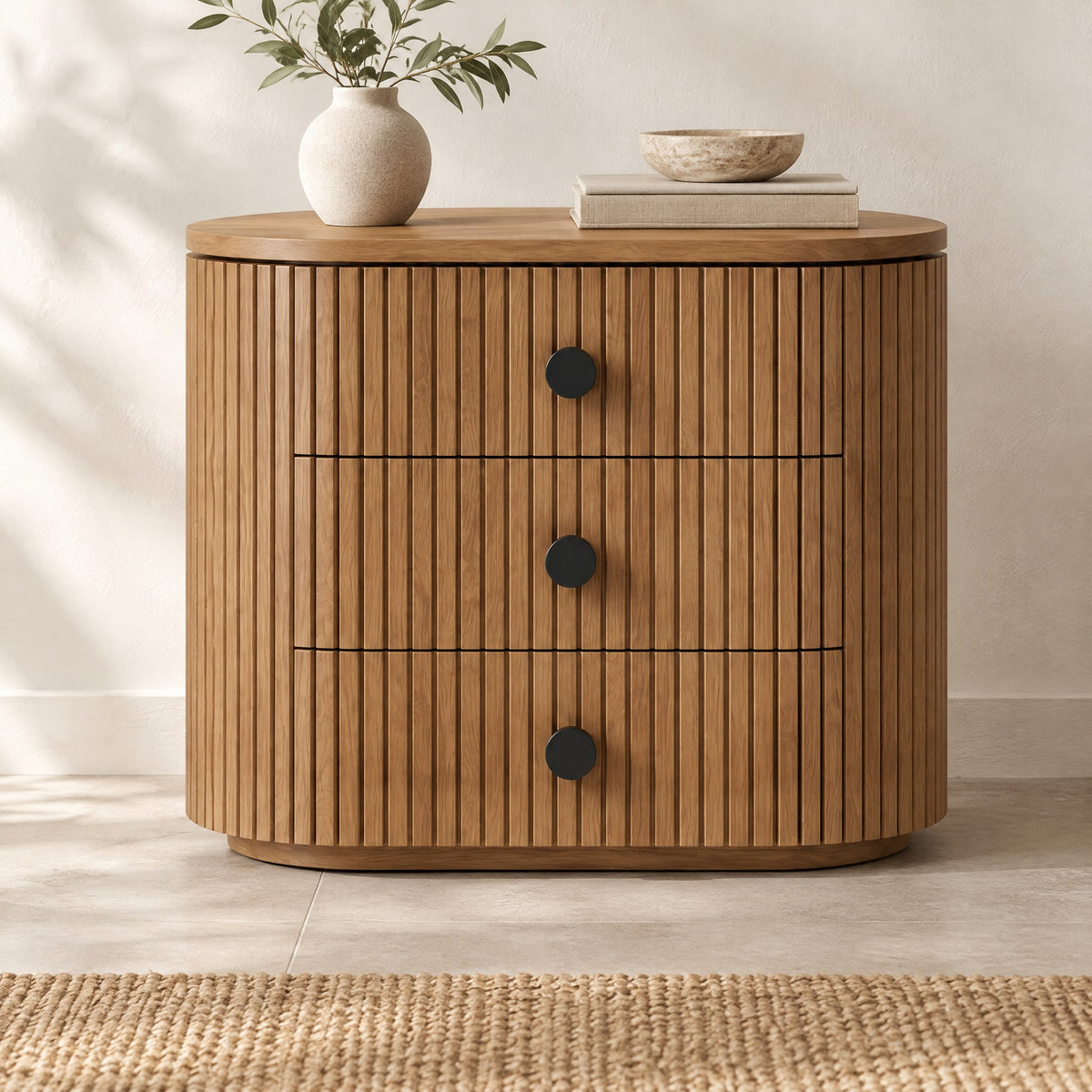 Petite commode ovale cannelée, dans une pièce claire